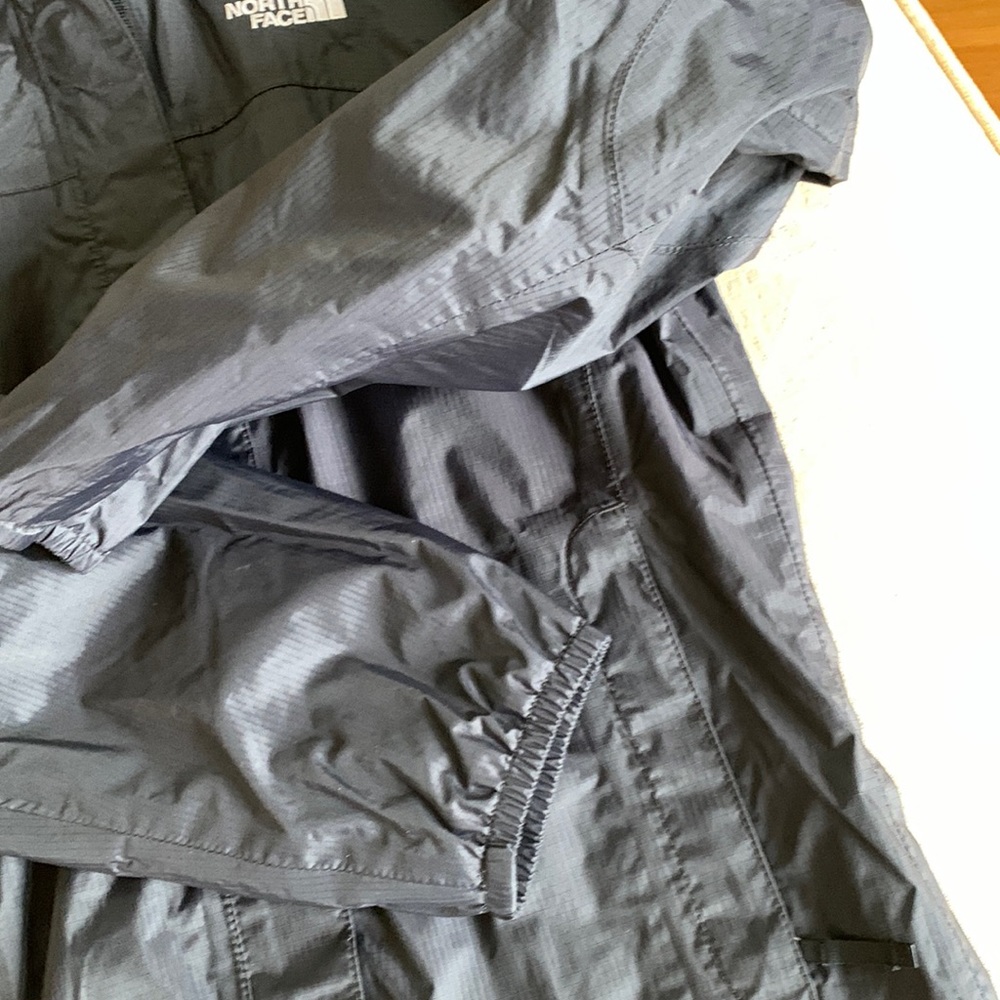 VGUC North Face girls black, size 10-12 coat with hood. - Picture 12 of 14